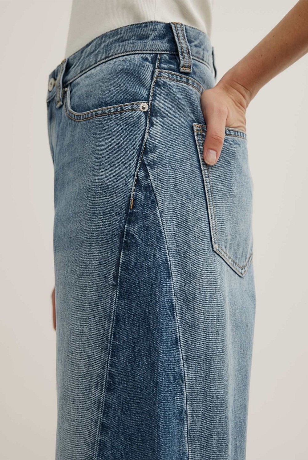 Contrast Barrel Jeans