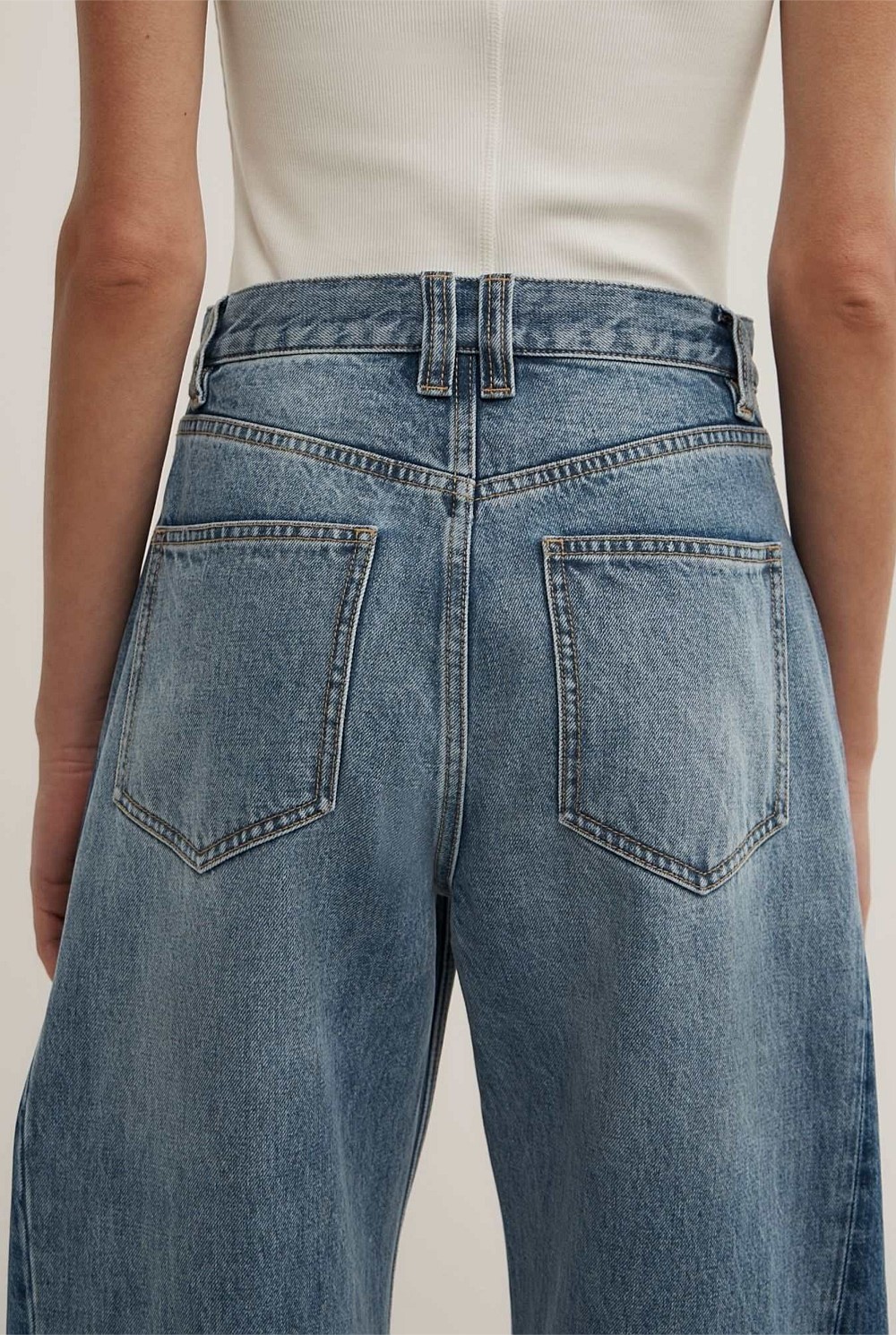 Contrast Barrel Jeans